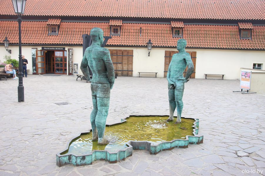 Скульптура Писающие мужчины, Прага