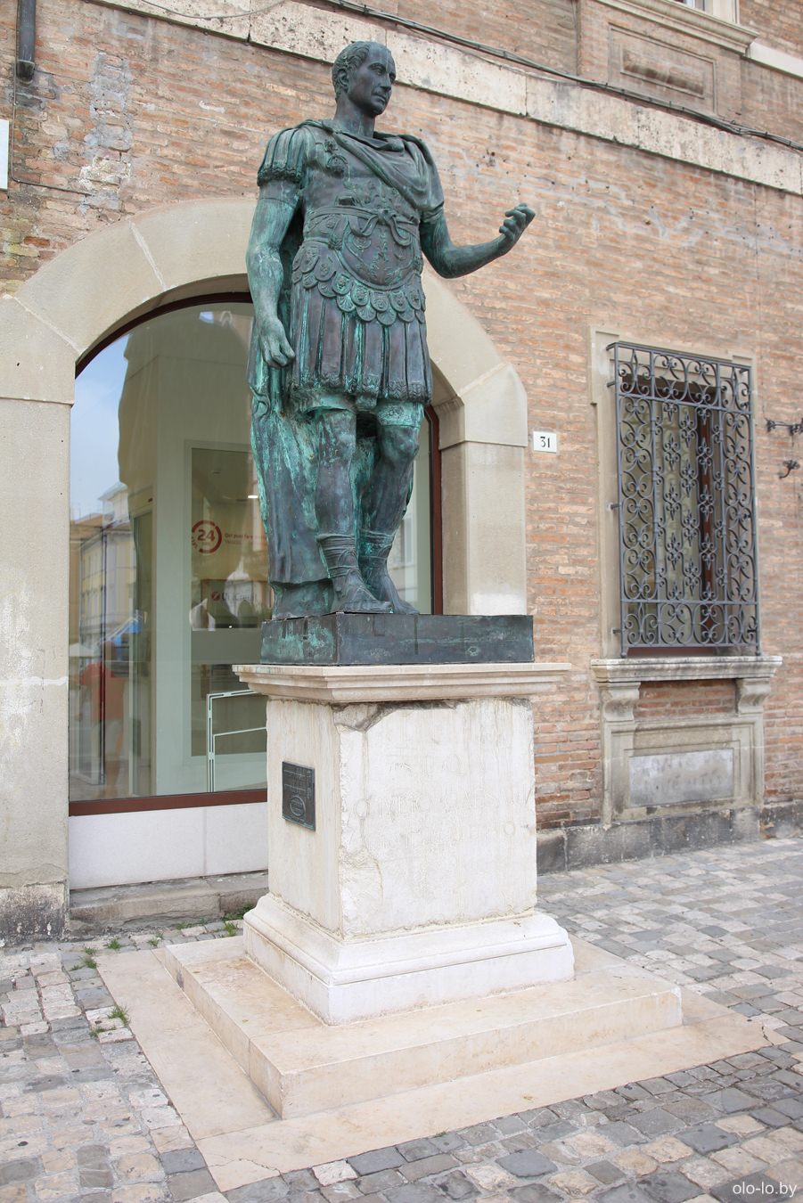 памятник Цезарю, Римини