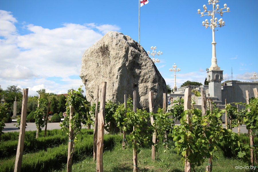 большой камень Цминда Самеба, Тбилиси