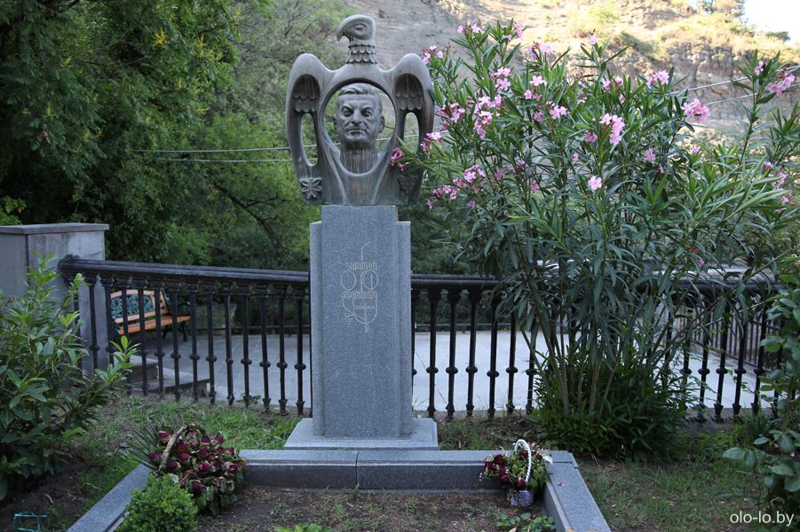 могила Георгия Леонидзе на пантеоне Мтацминда