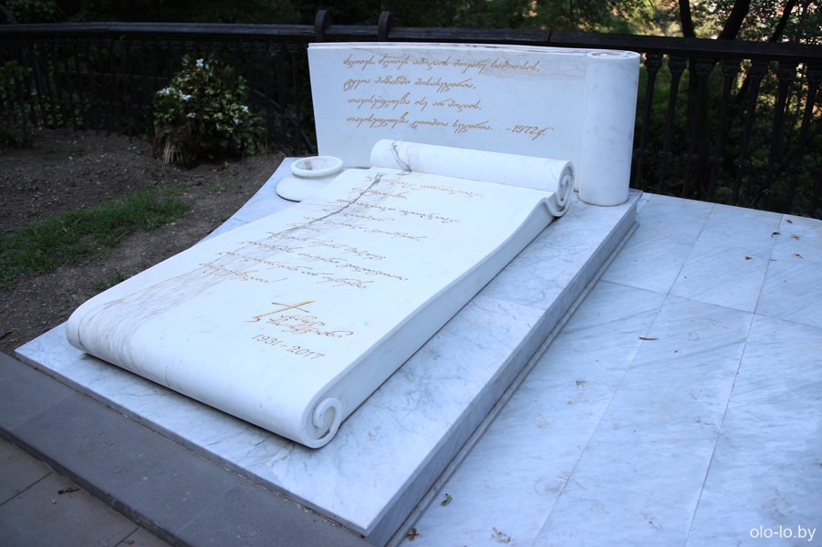 могила Джансуга Чарквиани на пантеоне Мтацминда