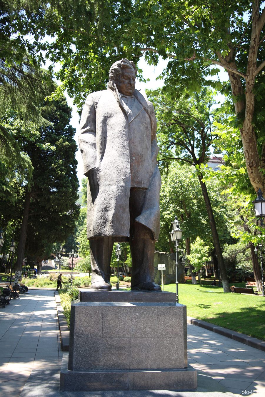 памятник Георгию Леонидзе, Тбилиси