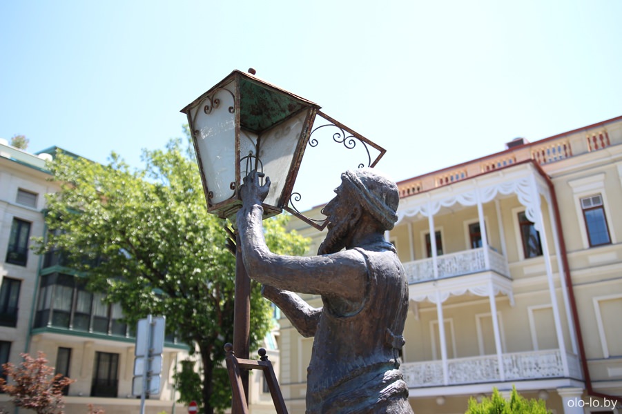 памятник лампионщику в Тбилиси