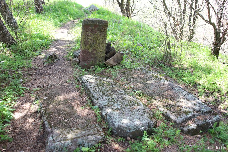 могилы на полуострове у Севана
