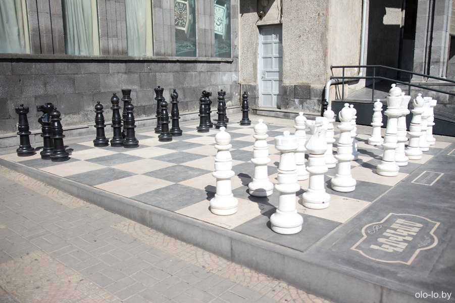 шахматы на площади Шарля Азнавура, Ереван