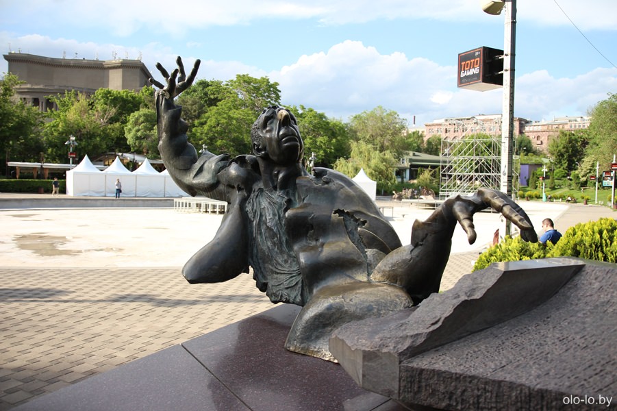 памятник Арно Бабаджаняну, Ереван