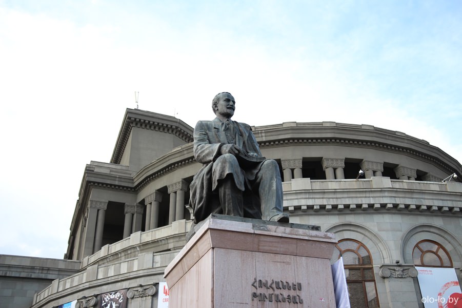 памятник Ованесу Туманяну, Ереван