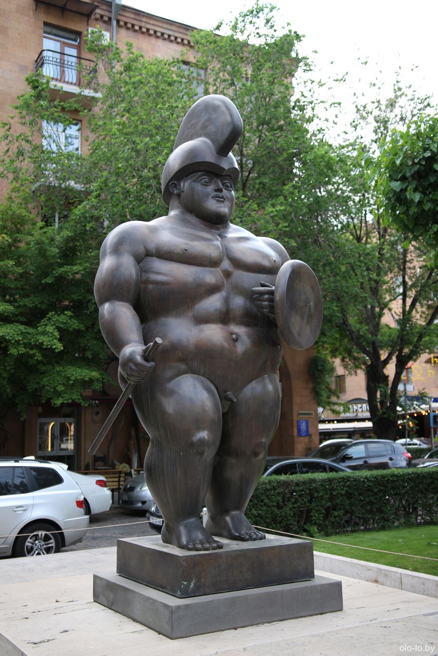скульптура римского гладиатора на улице Туманяна, Ереван