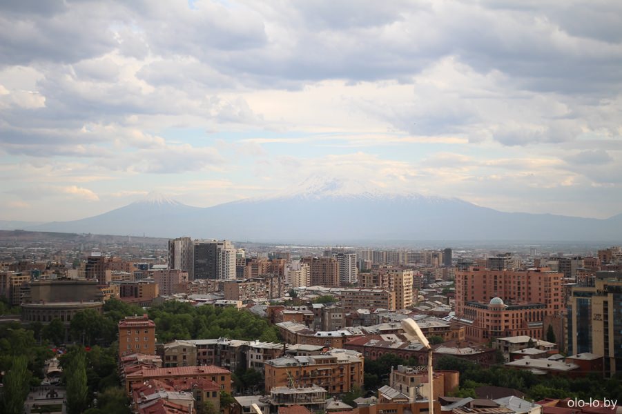 панорамный вид на Ереван и гору Арарат