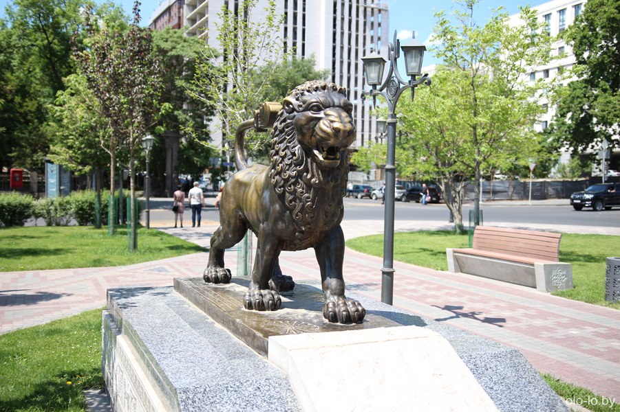 лев в парке 2800 летия Еревана