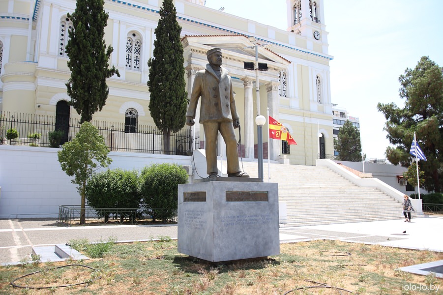 памятник пропавшему моряку, Пирей