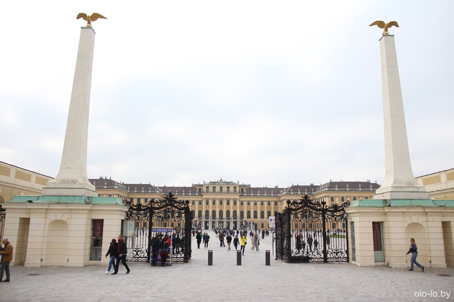 входные ворота дворцового комплекса Шенбрунн