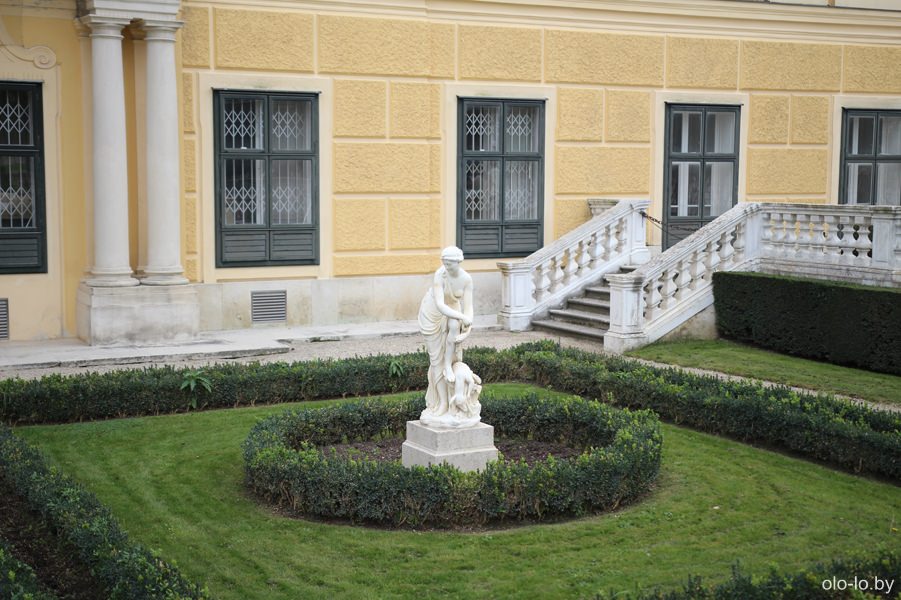 статуя у дворца Шенбрунн