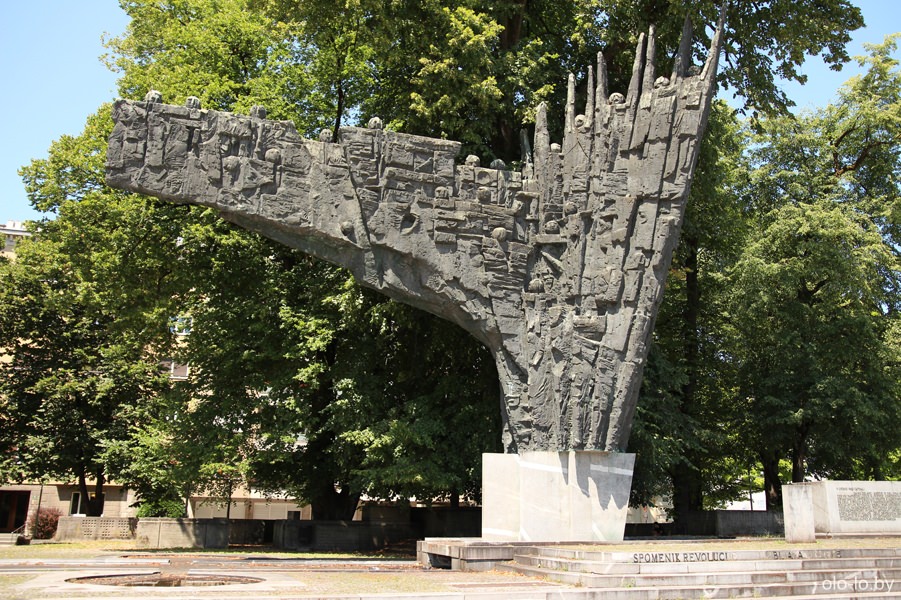 памятник революции, Любляна