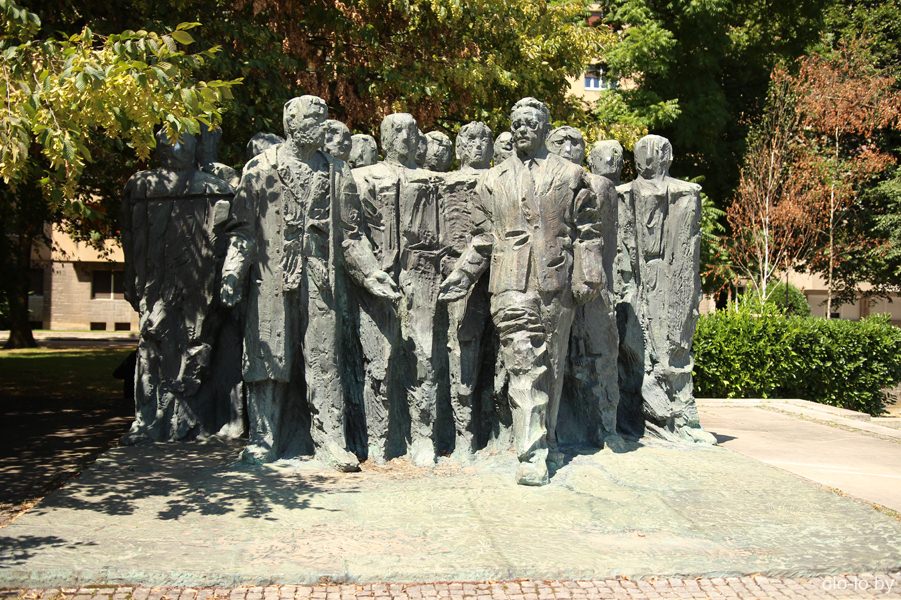 памятник Эдварду Карделю, Любляна