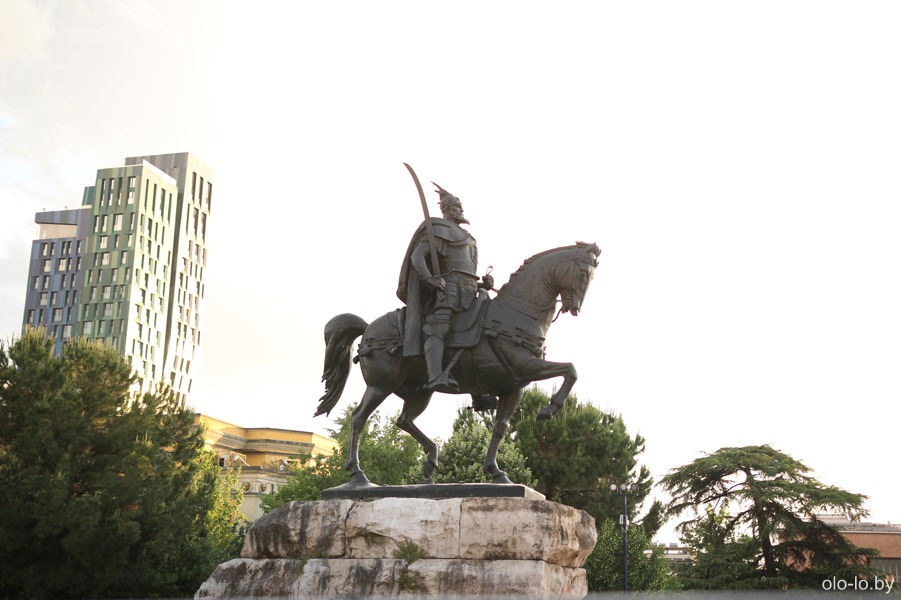 памятник Сканбербегу, Тирана