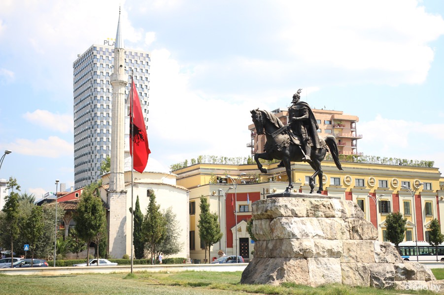 памятник Скандербегу, Тирана