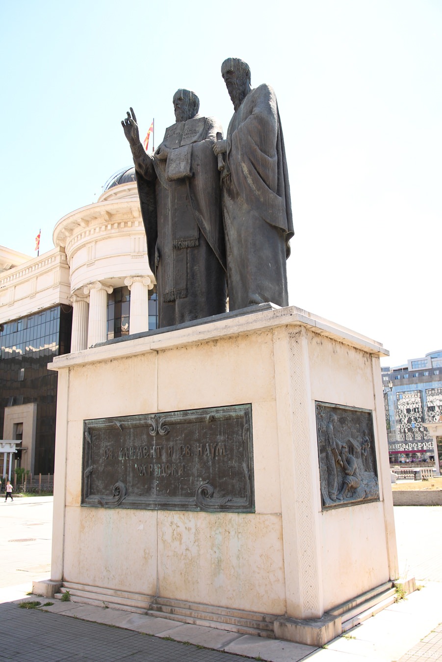 памятник Святым Клименту и Науму Охридским, Скопье